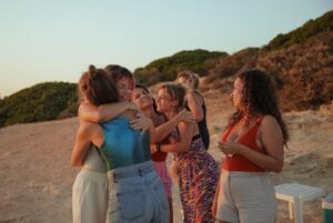 Madalena Brandão Instagram - Acabámos esta semana o filme Penélope. Antes de ser Penélope já teve outros nomes e outras formas, mas o que se manteve até ao fim foi a amizade, o universo feminino e o amor envolvido neste projecto desde o primeiro dia. Obrigada @rita.silvester por seres a primeira a embarcar nesta viagem, obrigada @mariana.norton por escreveres tão bem esta história que tanto queria contar, obrigada @bennyapereira por seres sempre uma super fita cola preta e @margarida_vila_nova_ por comandares esta caravana de forma tão bonita.
Obrigada à equipa de sonho que aqui se juntou, João ❤️ Rosa ❤️ Bica ❤️ Susana ❤️ Cuca ❤️ Lisboa ❤️ Nuxa ❤️ Rita ❤️ Graça ❤️ Filipa ❤️ André ❤️ Manuel ❤️ Pedro ❤️ Daniel ❤️ Bruno ❤️ Marcus ❤️ Duarte ❤️ João ❤️ Inês ❤️
Até já já ✨
@penelope.filme 
@fundacao_gda @municipio.lagoa @municipiodemonchique @vinhoquesefoda @spi.production @ber.liner_creatives 
📸 @a.z.u.k.y (fotos perfeitas 🙏)