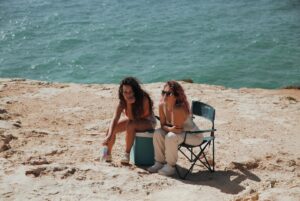 Madalena Brandão Instagram - Acabámos esta semana o filme Penélope. Antes de ser Penélope já teve outros nomes e outras formas, mas o que se manteve até ao fim foi a amizade, o universo feminino e o amor envolvido neste projecto desde o primeiro dia. Obrigada @rita.silvester por seres a primeira a embarcar nesta viagem, obrigada @mariana.norton por escreveres tão bem esta história que tanto queria contar, obrigada @bennyapereira por seres sempre uma super fita cola preta e @margarida_vila_nova_ por comandares esta caravana de forma tão bonita.
Obrigada à equipa de sonho que aqui se juntou, João ❤️ Rosa ❤️ Bica ❤️ Susana ❤️ Cuca ❤️ Lisboa ❤️ Nuxa ❤️ Rita ❤️ Graça ❤️ Filipa ❤️ André ❤️ Manuel ❤️ Pedro ❤️ Daniel ❤️ Bruno ❤️ Marcus ❤️ Duarte ❤️ João ❤️ Inês ❤️
Até já já ✨
@penelope.filme 
@fundacao_gda @municipio.lagoa @municipiodemonchique @vinhoquesefoda @spi.production @ber.liner_creatives 
📸 @a.z.u.k.y (fotos perfeitas 🙏)