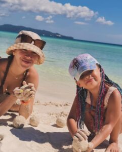 Madeleine Humphries Instagram - Sand balls fights = happy girls 🤍 @solenn
