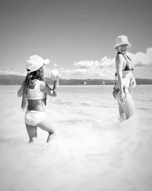 Madeleine Humphries Instagram - Sand balls fights = happy girls 🤍 @solenn