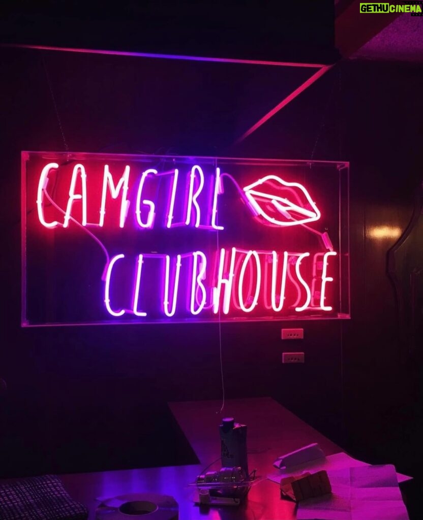 Madeline Brewer Instagram - Do you want to own an iconic piece of Cam history? While also donating to a good cause? Yes, obviously. Check @isaiswrong stories to learn how!! You’ve got 2 weeks and infinite chances to own EITHER this one of a kind custom neon sign as featured in the movie (fully functional, actual prop, only one ever made) or one of these very fun fanny packs, modeled here by yours truly! These are the OFFICIAL cast and crew wrap gift on Cam and very few of them exist 🌸💞🌷🎀 no purchase or donation necessary to enter!