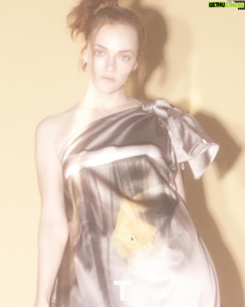 Madeline Brewer Instagram - water creature @jw_anderson @jonathan.anderson feature for @tmagazinechina 🦈 shot by @markluckasavage & styled by @millermode 🦭 makeup by @ginakanemakeup & hair by @dayaruci 🐠 @isa_mascarenas @alex.schack 🦦