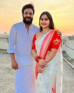 Madhu Reddy Instagram - Happy Family ❤️😘 
@purvikaareddy @madithatikrishnakishore 

#instagram #insta #viralpost #family #familylife #familytime #familyfirst #picoftheday #viralposts #telugu #teluguactress #hyderabad #photooftheday #photoeveryday #treditional #trend #trendingnow #trend #festival #festivallife