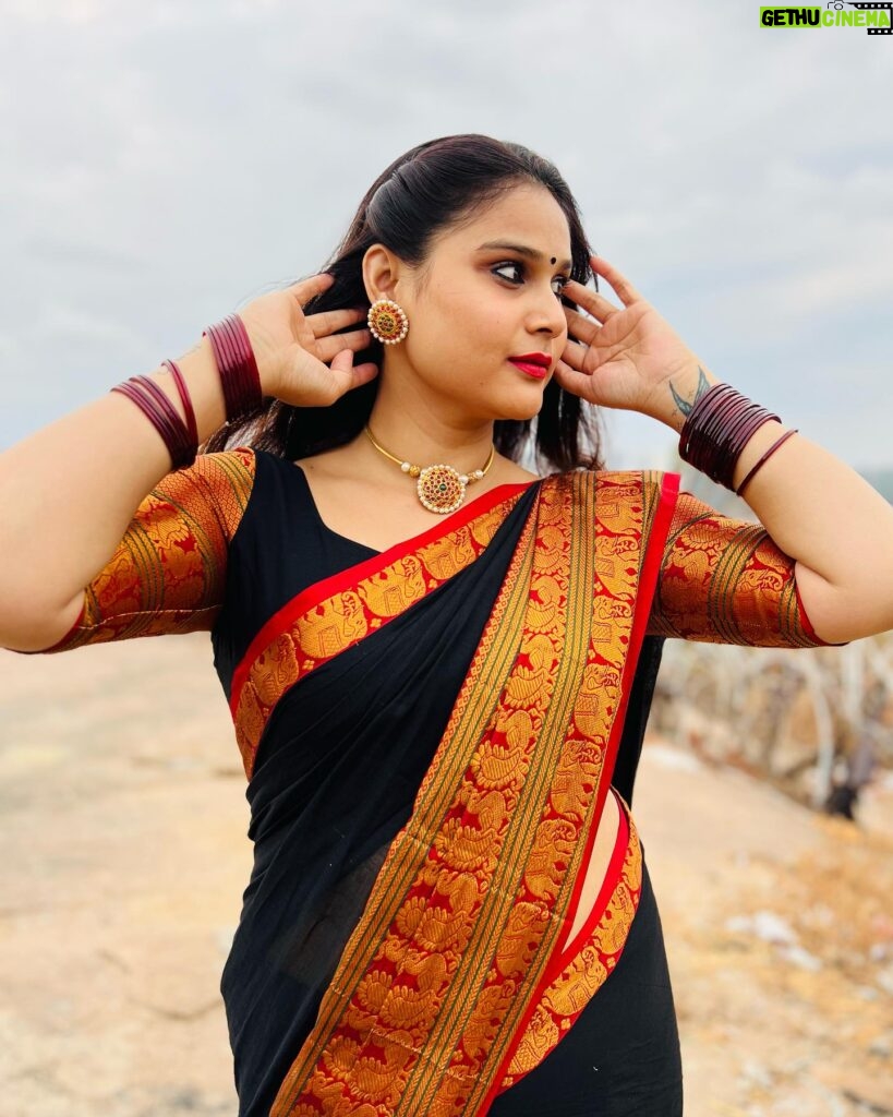 Madhu Reddy Instagram - Traditional look😘 Saree @missammacollections2023 #instagram #insta #treditional #sareelove #sareelover #sareecollection #treditional #trend #post #picoftheday #photooftheday #photoshoot #photographers #location #locations #viral #viralpost #viralposts #angel #favorite