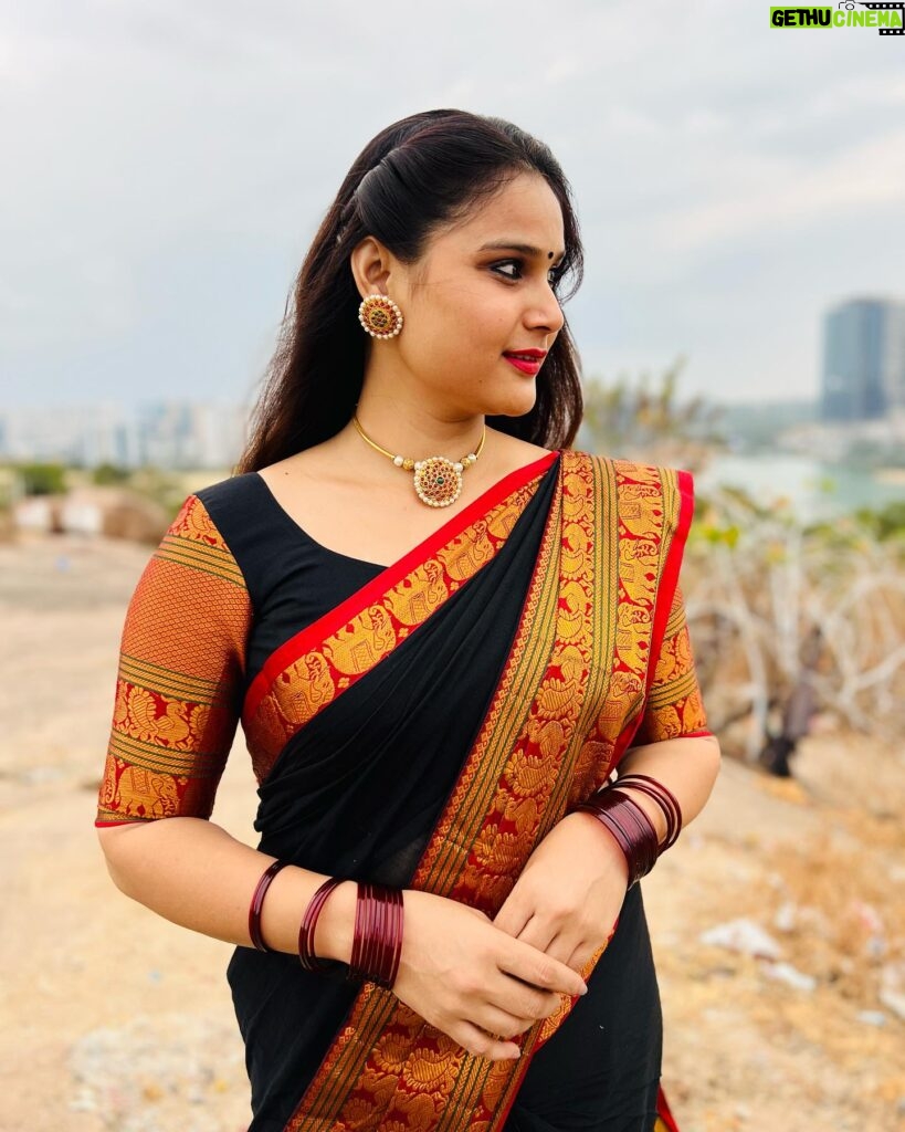 Madhu Reddy Instagram - Traditional look😘 Saree @missammacollections2023 #instagram #insta #treditional #sareelove #sareelover #sareecollection #treditional #trend #post #picoftheday #photooftheday #photoshoot #photographers #location #locations #viral #viralpost #viralposts #angel #favorite