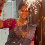 Madhu Reddy Instagram – Andariki Dipawali Subhakankshalu 🪔 Blouse @pravallis_boutique 
Saree @missammacollections2023 

#instagram #insta #diwali #diwalivibes✨ #diwali2023 #festival #festivaloutfit #festivalseason #treditional #treditionallook❤️ #viral #trending #picoftheday #photographer #viralpost #viralposts #madhureddy_official #diwalirangoli