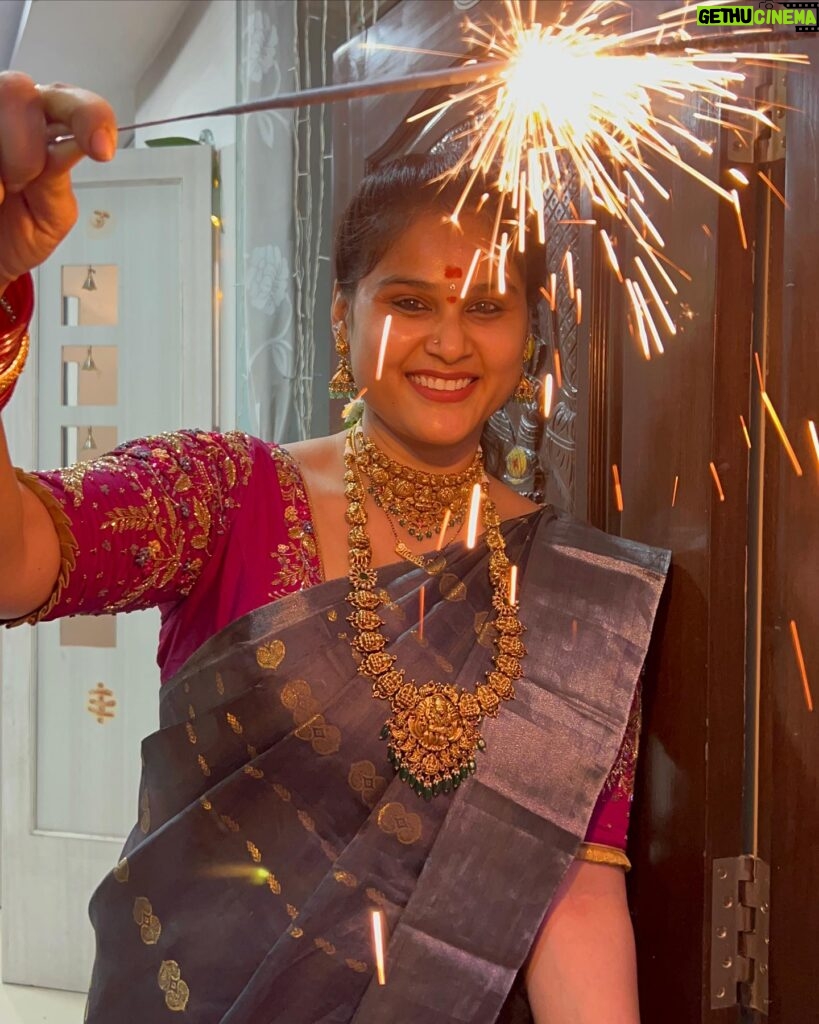 Madhu Reddy Instagram - Andariki Dipawali Subhakankshalu 🪔 Blouse @pravallis_boutique Saree @missammacollections2023 #instagram #insta #diwali #diwalivibes✨ #diwali2023 #festival #festivaloutfit #festivalseason #treditional #treditionallook❤️ #viral #trending #picoftheday #photographer #viralpost #viralposts #madhureddy_official #diwalirangoli