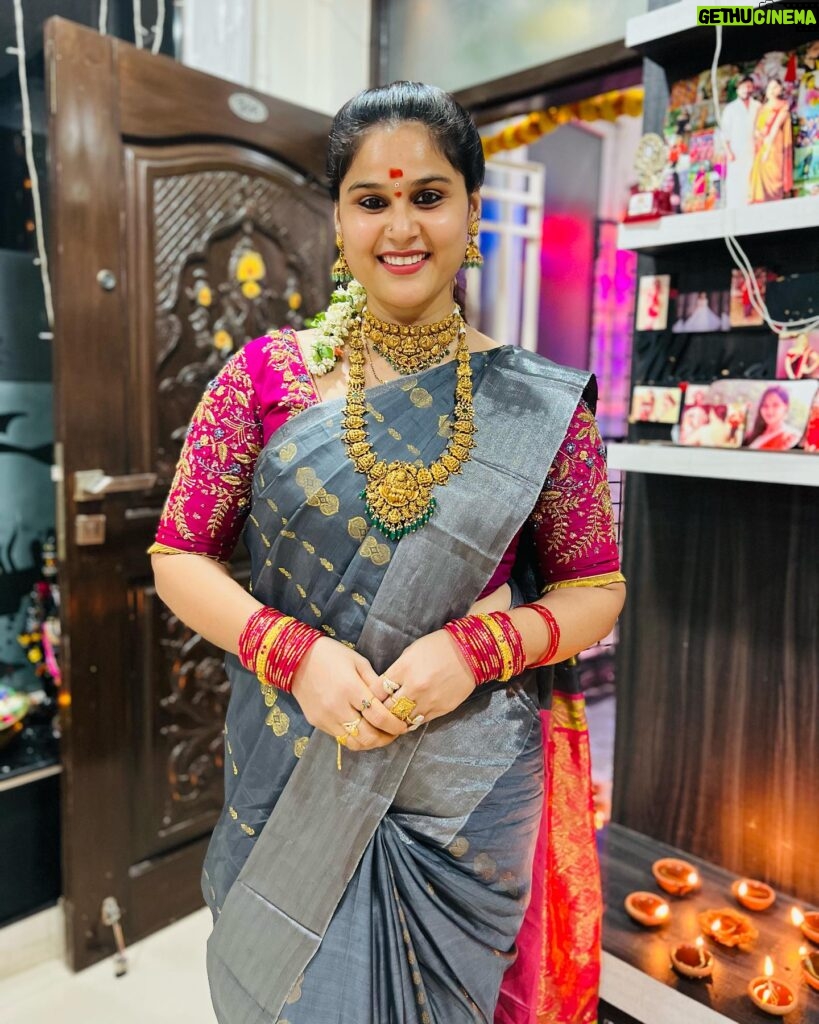 Madhu Reddy Instagram - Andariki Dipawali Subhakankshalu 🪔 Blouse @pravallis_boutique Saree @missammacollections2023 #instagram #insta #diwali #diwalivibes✨ #diwali2023 #festival #festivaloutfit #festivalseason #treditional #treditionallook❤️ #viral #trending #picoftheday #photographer #viralpost #viralposts #madhureddy_official #diwalirangoli