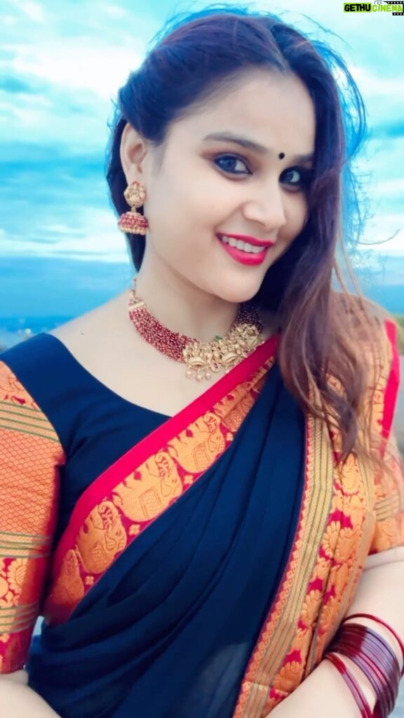 Madhu Reddy Instagram - Navvu kuntu vellipomake 😘 trending saree @missammacollections2023 #instagram #insta #reels #reelsindia #trendingreels #trend #viralreels #viral #music #trending #telugu #telugubgm #telugumusic #songslyrics #lifestyle #feel #reelitfeelit❤️❤️ #feelgood #lyrics #lyricsedits #musiclover