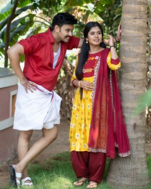 Madhumitha Instagram - உன்னால் தவிக்கும் 'பொன்னுமணி' ...
#anchor#actor#azhar#madhumithaillayaraja#ponnumani#movie#living#moments#recreating#karthik#and#soundarya 

📸 : @didit.clickyourmoments