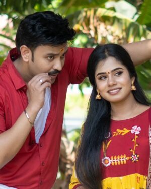 Madhumitha Instagram - உன்னால் தவிக்கும் 'பொன்னுமணி' ...
#anchor#actor#azhar#madhumithaillayaraja#ponnumani#movie#living#moments#recreating#karthik#and#soundarya 

📸 : @didit.clickyourmoments
