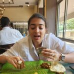 Madhuri Braganza Instagram - An afternoon with a photographer in old Bangalore.🌳🌸 Thanks for the pictures and that mad meal @nim.is.hh 🤗