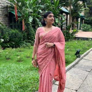 Madhuri Braganza Instagram - Those puffy-faced muhurtham mornings. ❤️✨️😁
#weddingseason #feelitreelit #sareestress #reelseason #outfitreels #awkwardreels #sangathilpaadathakavithai