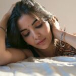 Madhuri Jain Instagram - Never felt so alive in my own skin and honestly , it’s beautiful and empowering 🤍💙 #bareskin 📸: @navin_prasathh Saree : @tribanga_india