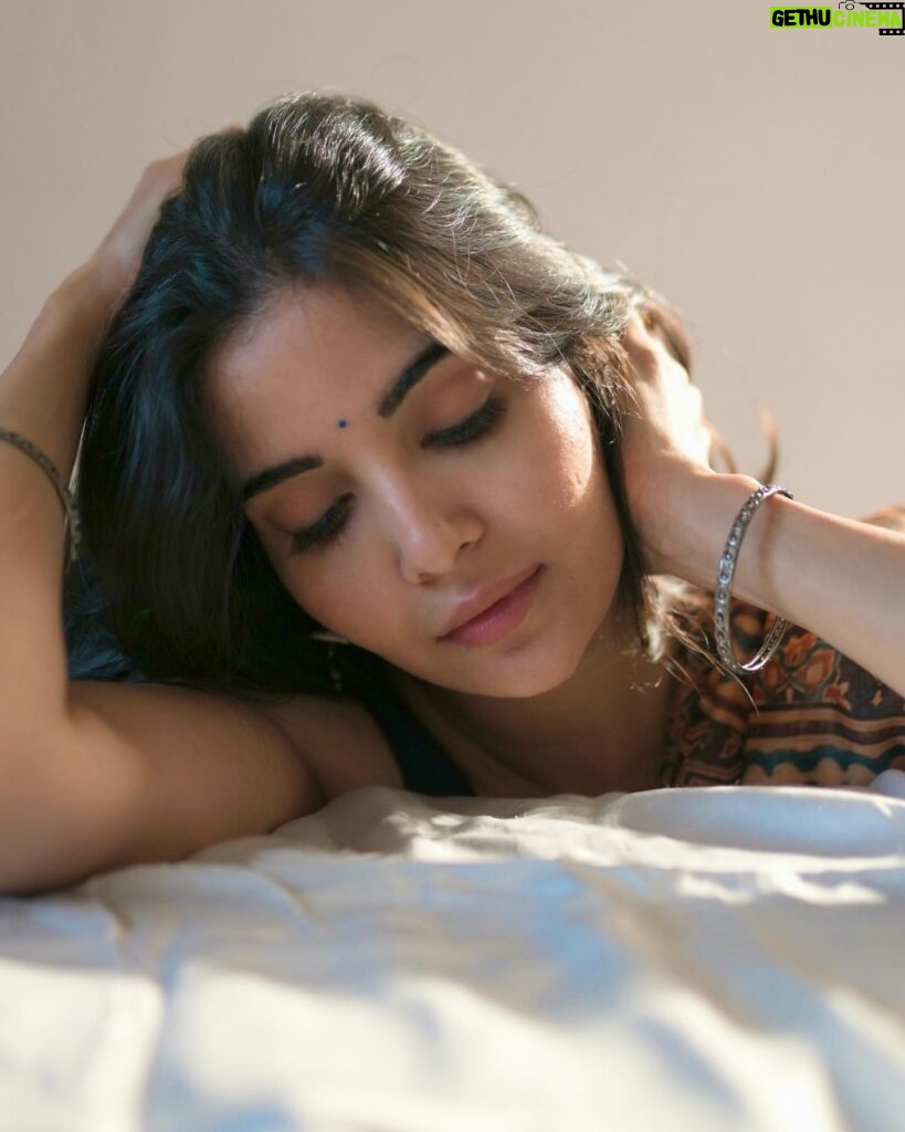 Madhuri Jain Instagram - Never felt so alive in my own skin and honestly , it’s beautiful and empowering 🤍💙 #bareskin 📸: @navin_prasathh Saree : @tribanga_india