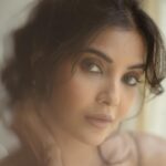 Madhuri Jain Instagram - Hate me or love me , either way , I’m still on your mind 🙃 📸 : @poo.stories MUA: @snehamnj