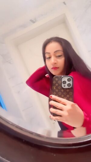 Madhusree Sharma Instagram - Dilbar Dilbar …….❤️💫

#dilbar #madhusreesharma #explore #explorepage #reelsinstagram #trending #reels