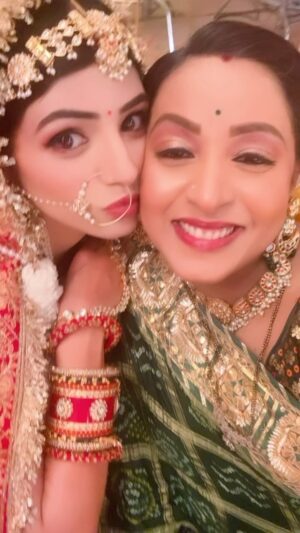 Madhusree Sharma Instagram - With my beautiful @tomarsimran21 💝

#bonding #madhusreesharma #reels #love #actorslife #onscreen #saasbahu #trendingreels #instagood