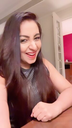 Madhusree Sharma Instagram - Diwana hai dekho bekarar vo 😉

#reels #love #reelitfeelit #feelings #madhusreesharma #explore #explorepage #instagood