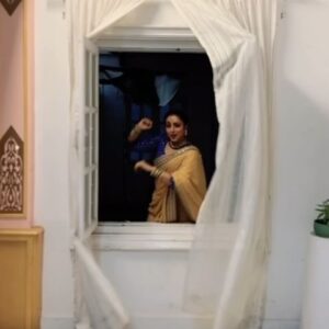Madhusree Sharma Instagram - Khidki pe meri 🚪👀
.
.
.
#trending #trendingreels #madhusreesharma #explorepage #explore #dancer #dance #dancevideo #actor #bollywoodstyle 
🎥- @mukeshchoudharyofficiall #bollywoodmusic