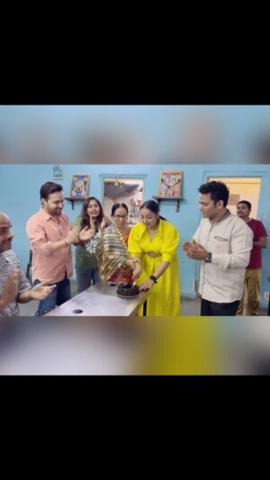 Madhusree Sharma Instagram - Best part of my birthday is celebrating the day with all of them ❤️😊
.
.
.
#mybirthday #celebration #emotion #bestoftheday #madhusreesharma #actor #love #livelife #explorepage #explore #reels