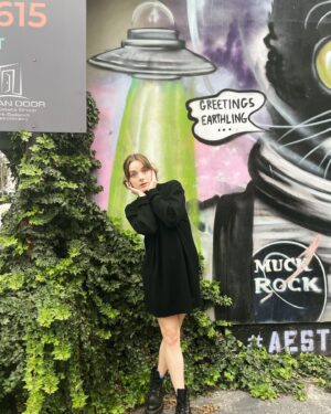 Madison Davenport Instagram - 👽New Song Alert 👽!!! “UFO”- by me and @thehaloboy comes out on October 28th🛸
I’m so excited for you all to hear this one… pre-save link in my bio(This really helps artists and also gets the song sent directly to you when it comes out) #madisondavenport #haloboy #ufo #ufosighting #newsongalert