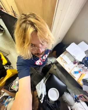 Madison Wolfe Instagram - leaving iphone unattended on set