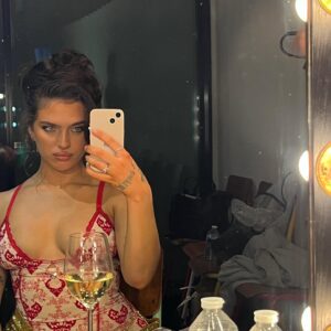 Mae Muller Instagram - life kicking my ass but at least i look good