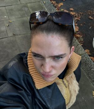 Mae Muller Instagram - SWIPE N READ <3 FROM ME TO U <3

 ILY THANK U