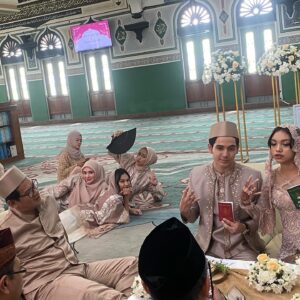 Maeeva Amin Instagram - Berakhir sudahh … Eits belum! , masih ada 1 episode lagi tayang hari sabtu …. Sampai ketemu lagi santriners. Thank you kesempatannya meramaikan SPB . Bang Angling,semua cast and crew dan Screenplay . *muah!*. Till we meet again . 🥰 #santripilihanbundatheseries