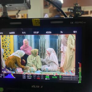 Maeeva Amin Instagram - Berakhir sudahh … Eits belum! , masih ada 1 episode lagi tayang hari sabtu …. Sampai ketemu lagi santriners. Thank you kesempatannya meramaikan SPB . Bang Angling,semua cast and crew dan Screenplay . *muah!*. Till we meet again . 🥰 #santripilihanbundatheseries