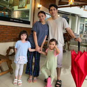 Maeeva Amin Instagram - Berakhir sudahh … Eits belum! , masih ada 1 episode lagi tayang hari sabtu …. Sampai ketemu lagi santriners. Thank you kesempatannya meramaikan SPB . Bang Angling,semua cast and crew dan Screenplay . *muah!*. Till we meet again . 🥰 #santripilihanbundatheseries