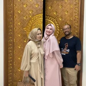 Maeeva Amin Instagram - Berakhir sudahh … Eits belum! , masih ada 1 episode lagi tayang hari sabtu …. Sampai ketemu lagi santriners. Thank you kesempatannya meramaikan SPB . Bang Angling,semua cast and crew dan Screenplay . *muah!*. Till we meet again . 🥰 #santripilihanbundatheseries
