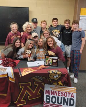 Maesi Caes Instagram - pen to paper 📃🖋 officially a baby goph ❣️
@uofmdanceteam 〽️