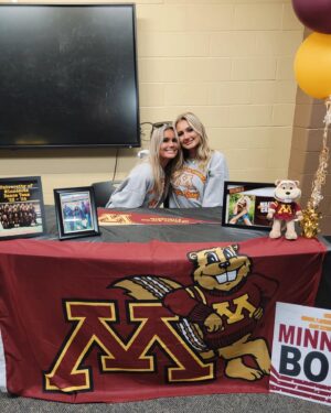 Maesi Caes Instagram - pen to paper 📃🖋 officially a baby goph ❣️
@uofmdanceteam 〽️