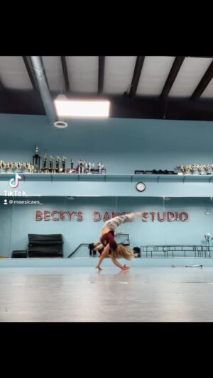 Maesi Caes Instagram - 🔄
•
•
•
#dancer #dancelife #losangeles #ballet #danceinspo #acro #tricksfordancers #dancemoms #dancereels #universityofminnesota #aloyoga