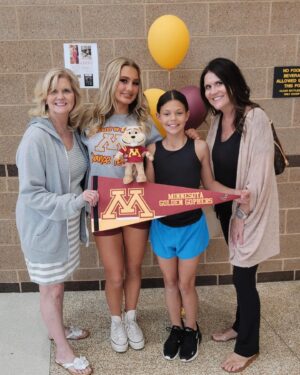 Maesi Caes Instagram - pen to paper 📃🖋 officially a baby goph ❣️
@uofmdanceteam 〽️