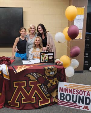 Maesi Caes Instagram - pen to paper 📃🖋 officially a baby goph ❣️
@uofmdanceteam 〽️