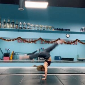 Maesi Caes Instagram - 🔄 
•
•
•
#dancer #dance #acro #dancemoms #trickinspo