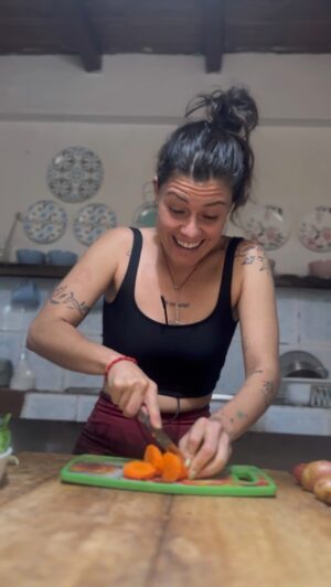 Mafalda Luís de Castro Instagram - 🍜Massinha Chinesa com Legumes (no Equador)
Inspo: @mariamelofalcao 
Realização: @marianapaixao24 
Assistência de cena: @ayuun.ai