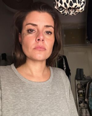 Mafalda Luís de Castro Instagram - Só deixar aqui uma tristezazinha para normalizar os dias maus. Ninguém pediu e ninguém quererá saber, mas eu sei que tanto sorriso, festa, amigos, e aparente felicidade podem ajudar ao pensamento erróneo de que as suas dores não são normais. 
Eu sou feliz, momentaneamente, como todas/os. A tristeza, frustração, ansiedade, raiva, medo, culpa e demais sensações más, estão todas cá, todos os dias. Mas não nos apetece tirar fotos nesses momentos, não é? (Meio que me senti ridícula, mas olha…foi a pensar no quão embusteiro pode ser um feed cheio de brilho e aparente harmonia). 
O mundo a apodrecer e eu ia ser só feliz? Não. Ninguém… Impossível.
Aqui, tinha chegado de um dia de espectáculo e, por uma situação menos boa, precisei de chorar (a última imagem é da manhã seguinte). Ter conseguido foi libertador porque aqui a nina tem MUITA dificuldade em abrir a torneirinha. Só quem é assim, sabe o alívio que é conseguir verter uma lagrimita 3x ano. 😂 
Às vezes apetece-me bater voluntariamente com o mindinho do pé na quina do hall da casa para ver se ela aparece. A puta da lágrima!
E a quantidade de vezes que já pus a banda sonora pesadona da vida para que saiam mais umas quantas? (Afff, socorro, ajudem as duronas que só querem ser mais frágeis)!! Mas quando vêm, vêm com tudo! Que bom. ❤️🥹 
Gostava de chorar mais.😊💦

(Deixo uma song das minhas mais usadas em situação de emergência, o meu querido e sempre útil Thom Yorke - Dawn Chorus).

#maislágrimaspfv