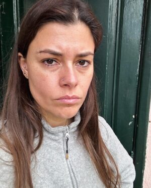 Mafalda Luís de Castro Instagram - Só deixar aqui uma tristezazinha para normalizar os dias maus. Ninguém pediu e ninguém quererá saber, mas eu sei que tanto sorriso, festa, amigos, e aparente felicidade podem ajudar ao pensamento erróneo de que as suas dores não são normais. 
Eu sou feliz, momentaneamente, como todas/os. A tristeza, frustração, ansiedade, raiva, medo, culpa e demais sensações más, estão todas cá, todos os dias. Mas não nos apetece tirar fotos nesses momentos, não é? (Meio que me senti ridícula, mas olha…foi a pensar no quão embusteiro pode ser um feed cheio de brilho e aparente harmonia). 
O mundo a apodrecer e eu ia ser só feliz? Não. Ninguém… Impossível.
Aqui, tinha chegado de um dia de espectáculo e, por uma situação menos boa, precisei de chorar (a última imagem é da manhã seguinte). Ter conseguido foi libertador porque aqui a nina tem MUITA dificuldade em abrir a torneirinha. Só quem é assim, sabe o alívio que é conseguir verter uma lagrimita 3x ano. 😂 
Às vezes apetece-me bater voluntariamente com o mindinho do pé na quina do hall da casa para ver se ela aparece. A puta da lágrima!
E a quantidade de vezes que já pus a banda sonora pesadona da vida para que saiam mais umas quantas? (Afff, socorro, ajudem as duronas que só querem ser mais frágeis)!! Mas quando vêm, vêm com tudo! Que bom. ❤️🥹 
Gostava de chorar mais.😊💦

(Deixo uma song das minhas mais usadas em situação de emergência, o meu querido e sempre útil Thom Yorke - Dawn Chorus).

#maislágrimaspfv