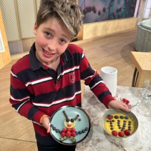 Mafalda Teixeira Instagram - Juntos no programa da TVI!
Amanhã de manhã não percam o @doisas10tvi 
#momandson #together #tv #funnycook @tvioficial