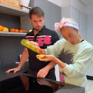 Mafalda Teixeira Instagram - A vida doméstica em casal pode ser muito intensa 🤣
Quem limpa mais em vossa casa? 
#clean #couple #housekeeping #kitchen #funnyvideos