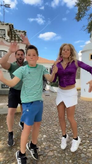 Mafalda Teixeira Instagram - Sabes em que cidade foi gravada esta trend? 
Quem adivinha? 🤔
•
#trend #music #dance #family #kapinha #musica #dança #familia #familyfun #fy #gabrielkapinha #portugal #coimbra #portugaldospequeninos #funny