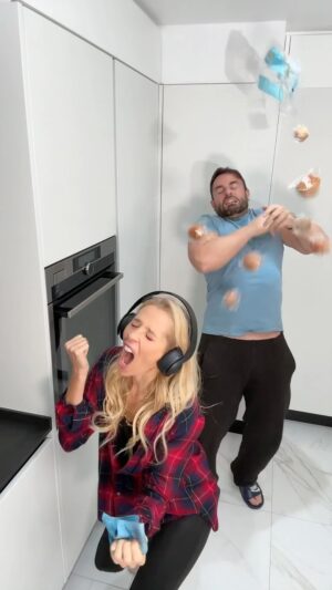 Mafalda Teixeira Instagram - E aí em casa também é assim? 🎤🙉🤣
•
#cantar #sing #singing #casal #kapinha #comedia #cozinha #kitchen #comedy #couple #funny #kapinhacomedia #casalcomedia
