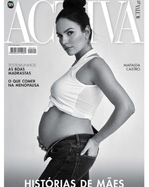 Mafalda Castro Instagram - Mais uma daquelas imagens que não me parecem verdade.
Nós, na capa da @activarevista 
Uma revista que sempre fez parte da minha vida, que sempre gostei muito e que aborda muito daquilo que é ser mulher. Talvez por isso tenha sido sempre um desejo meu fazer parte de uma edição, como esta. Nem nos meus sonhos achei que ia ser uma capa assim: grávida. Falei sobre aquilo que penso ser a responsabilidade de educar um rapaz nos dias de hoje, como foi a minha infância e como vejo o papel de uma mãe (e de um pai), nas vidas de todos nós. Obrigada à equipa espetacular que fez esta capa e também à super equipa que me ajuda todos os dias @notable.pt a tornar realidade os meus sonhos 

Entrevista: Cíntia Sakellarides (@cintiasaka)
Fotos: Carlos Teixeira (@studiocarlosteixeira), assistido por Tiago Mulhmann (@mulhmann) Styling: Mafalda Mota Alves
(@mafaldamotalves)
Maquilhagem: Joana Moreira (@joanamoreira_makeup)
Cabelos: Madalena Costa (@madmoisellehairstylist) para
Griffe hairstyle (@griffehairstyle)
Calças de ganga Bottega Veneta
Colar de corrente: Victoria Beckham X Mango