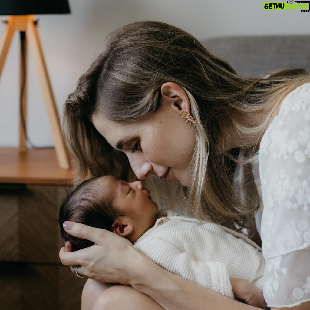 Mafalda Rodiles Instagram - O António faz 1 ano. 1 ano que passou a voar. 1 ano que foi o melhor da minha vida. Escrevo isto de lágrimas nos olhos… É o meu último bebé e daqui a pouco vai caminhar, e daqui a mais um pouquinho vai ganhar asas e sair do ninho. Ser mãe, para mim, é a missão mais bonita da minha vida. É aquela que faz tudo valer a pena. É aquela que me faz parar tudo o resto. É a minha missão. Tenho noção que posso ser aquilo que quiser, mas escolho ser mãe destes pequenos que me escolheram. Um ano, 24 horas de conexão com o António, vários compromissos ficaram para trás, esqueci-me um pouco de mim, mas na verdade estive onde queria estar. Sou mãe de 3a viagem e mesmo assim escolhi perder-me de novo nesta bolha de amor. Passei dias e dias apenas a olhar para ele e a agradecer. 🙏🏻 E hoje fecha-se o ciclo do seu primeiro aninho. Parabéns @o_homem_da_terra por seres um pai tão completo e incrível. Obrigada por tudo. És muito especial meu pequenino ❤️