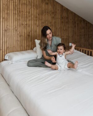 Mafalda Rodiles Instagram - As primeiras fotos do nosso quarto! 

Cama 2 metros x 2 metros e painel de madeira feito sob medida pela @cabeceiras.pt_store !! 
Decidi que a cama não teria uma cabeceira tradicional mas sim uma parede de madeira linda!! 
Gostam? 
Ficou linda linda!!! 💖 
A @cabeceiras.pt_store torna sempre os meus sonhos em realidade!

📷 @annanunes.photography