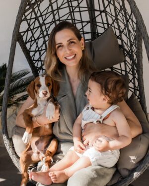 Mafalda Rodiles Instagram - Os mais novos da família!
António e Sol. Há um ano atrás, antes de nos mudarmos para a nossa casa em Junho, tínhamos 4 filhos e 1 cão. 
Hoje temos 5 filhos e 4 cães 🐶 

Se dá trabalho? Muito!
Se é bom? É mágico! 

Decidi este ano, depois de ser atriz, apresentadora, formada em Gestão, ter tido cursos on-line e ter tido uma concept store, que iria trabalhar em casa. 

Assim posso estar onde quero, à hora que quero e posso cuidar dos meus filhotes todos. 
Vou pô-los e buscá-los à escola, às atividades e o António ainda está comigo a tempo integral. 

É muito bom ter escolhido trabalhar em casa, é muito bom poder fazer o que amo!!
Tem sido incrível a aprendizagem e é tão bom poder ajudar pessoas com esta tecnologia incrível chamada X39!

Já ouviste falar? Já experimentaste? 
Foi sem dúvida um life changer para mim 💖
Tão bom!!!

📷 @annanunes.photography